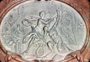 Trophäen und Reliefs mit mythologischen Szenen
