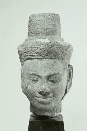 Buddha-Kopf auf Sockel