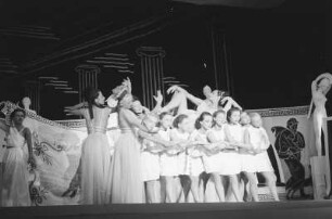 Szenenbilder aus der Operette "Die schöne Helena" von Jaques Offenbach im Metropol-Theater Berlin