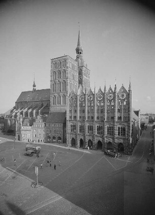Stralsund. Alter Markt mit Rathaus und St.-Nikolai-Kirche