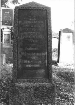 Grabstein 537 (Index: 100111543) Material: Granit Zustand: gut Maße HxBxT: 146x50x21 cm Beschreibung: Obelisk, Sockel, Schriftplatte Symbolik: Palmzweig: Grabstein 537