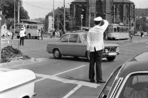 Vorübergehende Verkehrsregelung durch Verkehrspolizisten am Durlacher Tor.
