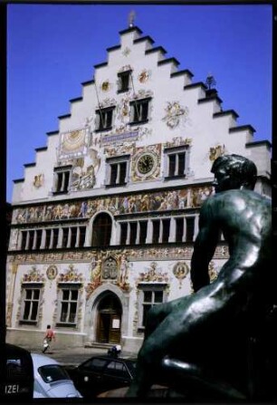 Lindau: Rathaus, restaurierte Südfassade, Teil des Brunnens