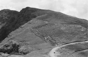 Die Scio-Hochfläche : Berglandschaft mit Landstraße und Automobil