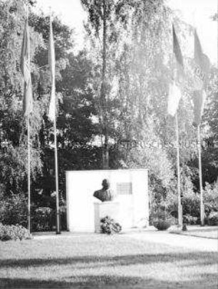 Denkmal für Ernst Thälmann an der gleichnamigen Bezirksjugendschule der FDJ in Prieros (Heidesee)