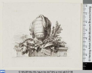 Behangene Urne mit Schalmei, Tamburin, Dolch und Maske