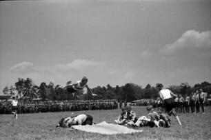 Bukarest: 1. Staatsjugendtag, fliegender Hitlerjunge