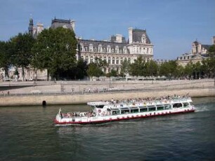 Ausflugsschiff vor dem Rathaus von Paris, Hotel de Ville