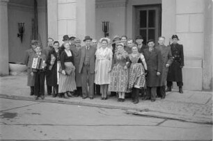 Sorbische Delegation bei Präsidenten der Republik Wilhelm Pieck in Berlin. Teilnehmer der Delegation mit Wilhelm Koenen. : Serbska delegacija na wopyće pola prezidenta Wilhelma Piecka w Berlinje. Wilhelm Koenen z wobdźělnikami delegacije.
