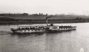 Personen-Seitenraddampfer "Salesel" (1894, Werft Blasewitz). Schrägansicht bei Fahrt elbaufwärts bei Pratzschwitz