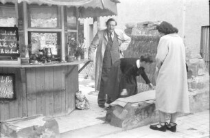 Stuttgart: Ausstellung Architektur der USA, Helen Bauer vor Foto: Wolkenkratzer, UN-Palast