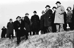 Hausen an der Möhlin: Gruppen von Besichtigungsteilnehmern, an der Möhlin