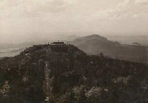 Zittauer Gebirge. Hochwaldbaude. Blick vom Aussichtsturm des Hochwaldes, rechts im Hintergrund der Limberg