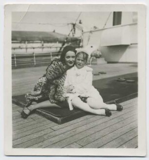 Marlene Dietrich und Tochter Maria Sieber auf dem Passagierdampfer " SS Bremen" (Ort unbekannt, April 1931) (Archivtitel)