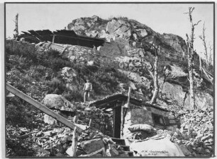 Aussichtsfelsen: Hartmannsweiler Kopf mit Unterständen und zwei Soldaten