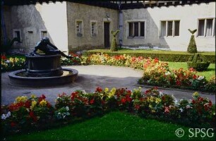 Potsdam, Neuer Garten, Schloss Cecilienhof, Blumenschmuck im Prinzenhof.