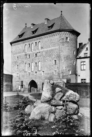 Heilsberg (Lidzbark Warminski/Polen). Hohes Tor mit Steindenkmal