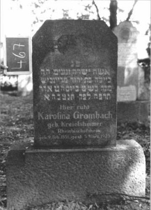 Grabstein 467 (Index: 100111680) Material: Granit Zustand: gut Maße HxBxT: 122x56x15 cm Beschreibung: Stele, breiter Sockel, giebelartiger Abschluß, oben abgeflacht Symbolik: geknickte Rose, eckige Voluten: Grabstein 467