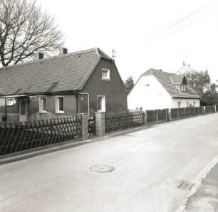 Böhlen-Großdeuben, Kirchstraße 35 und 33. Wohnhäuser. Straßenansicht