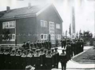 Liebknecht-Ehrung durch Marine-Offiziersschüler und sowjetische Matrosen in der Offiziersschule "Karl Liebknecht"