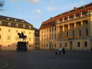 Weimar - Reiterdenkmal für Herzog Carl August : Das Reiterdenkmal für Herzog Carl August steht auf dem Platz vor der herzoglichen Bibliothek (links), rechts das Gebäude der Musikhochschule. Aufgenommen am 28. April 2012 in Weimar