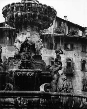 Neptunbrunnen : Neptunbrunnen (1768; F. Giongo). Trient, Domplatz