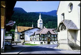 Bezau: Ortsstraße mit Kirche