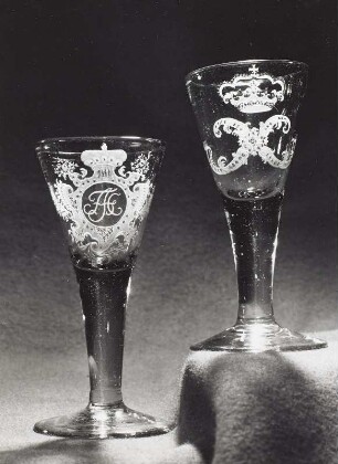 Stengelglas mit Monogramm FAC und Stengelglas mit Monogramm