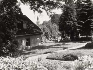 Wolkenburg, Friedhof : Wolkenburg. Friedhof. Blick zum Turm der Neuen Dorfkirche
