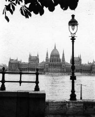 Budapest, Parlament : Blick über die Donau zum Parlamentsgebäude