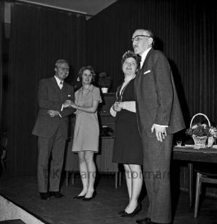 Hotel Oldesloer Hof: Hamburger Straße: Saal: Lustspiel "Die alte Kommode" Aufführung der Oldesloer Bühne e.V.: Bühne: Szenenbild: Rudi Niebisch als Bürgermeister Gerhard, Günter Geffe als Professor Schütz, Hannelore Thomsen als Braut, Herta Barth als Brautmutter