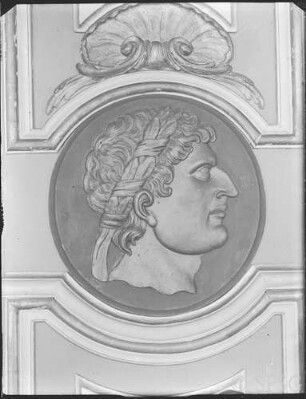 Potsdam, Neues Palais, Obere Galerie, R.: 241, Bildnis mittleren Tür des linken Flügel der Westwand.