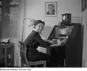 Porträt zweier Damen in Hildegard Jäckels Atelier