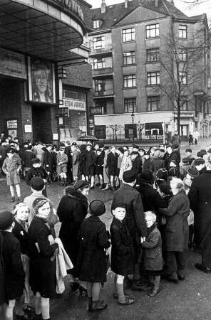 Hamburg-Barmbek. Menschen stehen vor dem Kino Schauburg an. Gespielt wird "Gold in New Frisko"