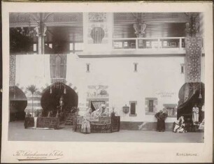Orientalisch Kostümierte in Kulisse.