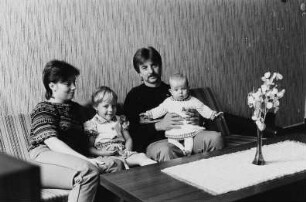 Familie B. ( Kinderkrankenschwester, Berufskraftfahrer) im Wohnzimmer