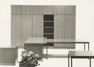 Anbauschrank und Schreibtisch mit Beistelltischen : Leipziger Herbstmesse, 1976. Büromöbel (1976; VEB Märkische Möbelwerke Trebbin). Anbauschrank und Schreibtisch mit Beistelltischen