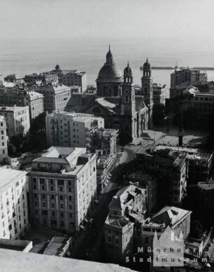 Genua. Blick von einem Wolkenkratzer zum Meer