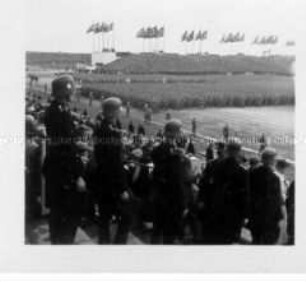 Raumbildband. Reichsparteitag der Arbeit. 100 Bilder. Abmarsch zu den Vorführungen beim Appell der Wehrmacht.