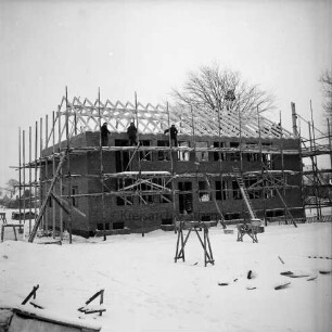 Glashütter Kirchenweg: Richtfest des Rathauses: der Rohbau im Winter