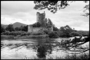 Killarney: Ross Castle, vom gegenüberliegenden Ufer