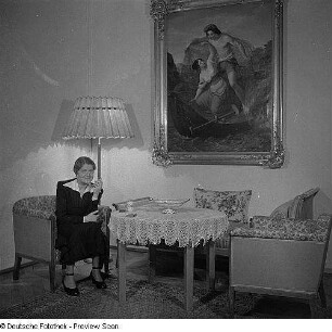 Porträt zweier Damen in Hildegard Jäckels Atelier