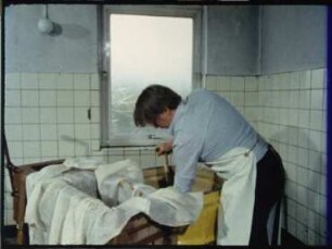 Heideimkerei - 7. Mitteleuropa, Nördliches Niedersachsen - Gewinnung von Heidehonig in einer Korbimkerei