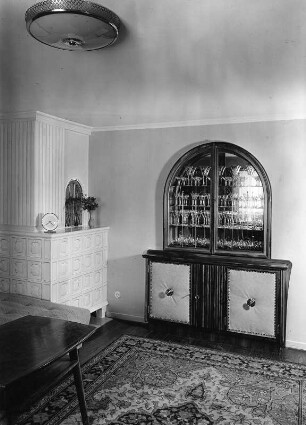 Sonthofen (Kreis Oberallgäu), Schloßstraße 14. Wirthensohns Bäckerei. Wohnzimmerecke mit geschlossener Hausbar
