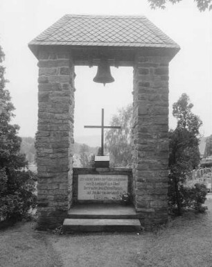Glockenstuhl in Hallbach : Olbernhau-Hallbach (Kreis Marienberg). Kirchhof, steinerner Glockenstuhl (Ende 19. Jahrhundert)
