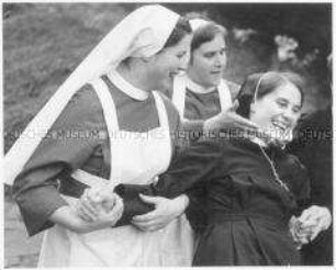 Drei Nonnen beim Herumalbern (Altersgruppe 18-21)