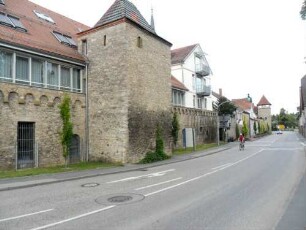 Stadtbefestigung - Wehrturm (Pfarrturm) mit anschließender Stadtmauer (neuzeitlich überbauter Wehrgang)