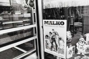Plakat mit Filmwerbung im Schaufenster einer Videothek