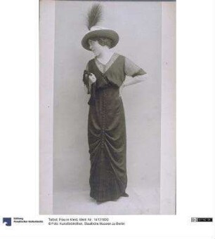Frau in Kleid