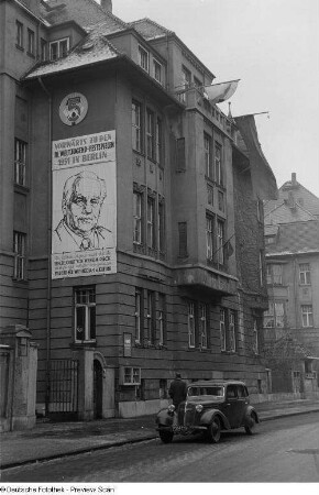 Propaganda-Plakat der Nationalen Front an einem Gebäude